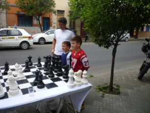 Aficionados disfrutando del ajedrez en la calle.